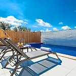 Βίλα Uezuemlue 1 Bedroom Secluded With Private Pool Hot Tub Καλκάν